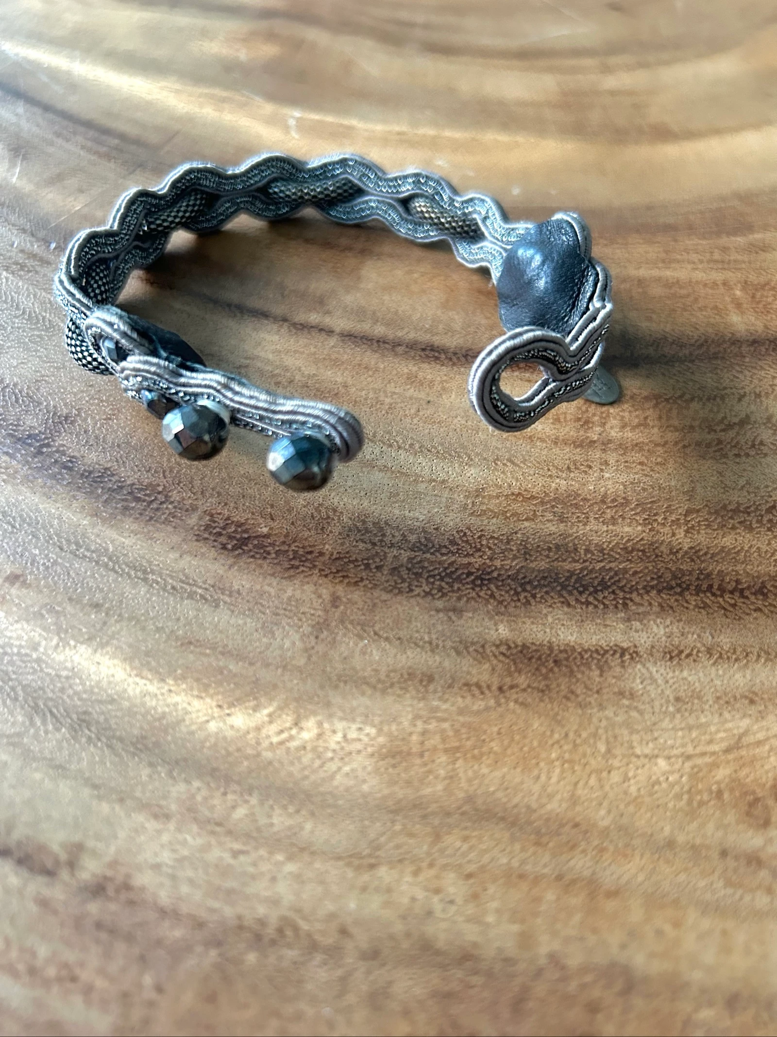 Licht aanpasbare grijze metallic verweven armband Dori Csengeri – photo 5